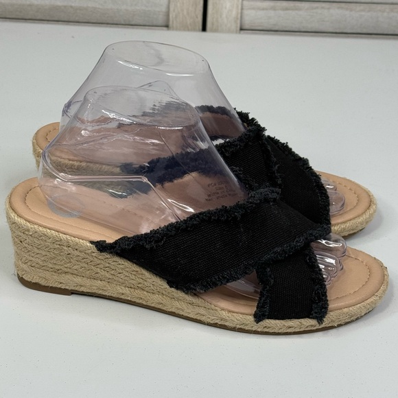 JOURNEE COLLECTION Black Cross Strap Woven Wedge Sandal-9 - Picture 1 of 7